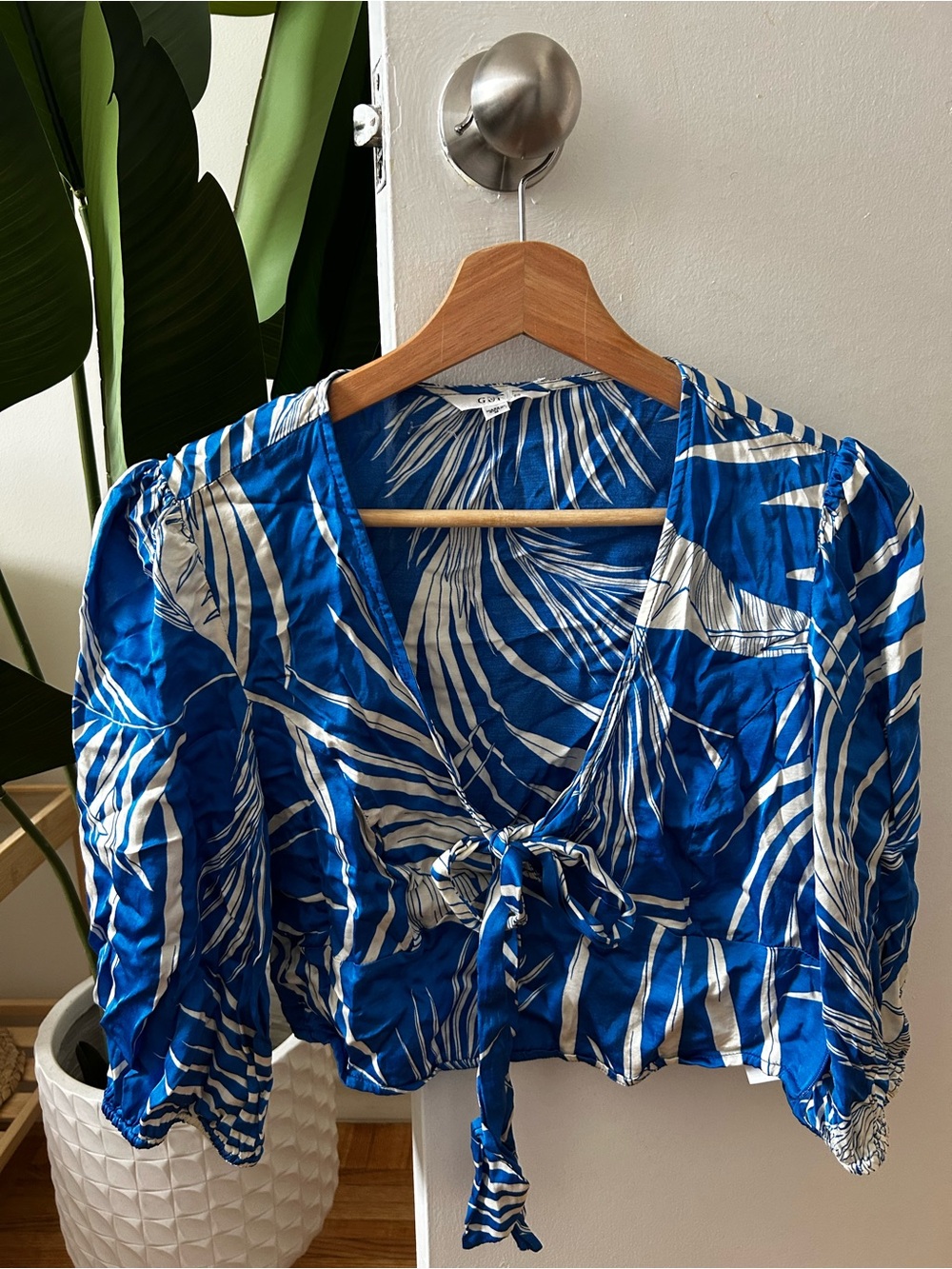 Guess Women's Blue and White Tie-Front Crop Top